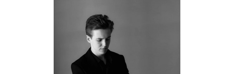 Все грани джаза  от золотых хитов до современных композиций в исполнении молодого Фрэнка Синатры победителя всероссийских и международных конкурсов Арсения Сурина (2026-04-17)